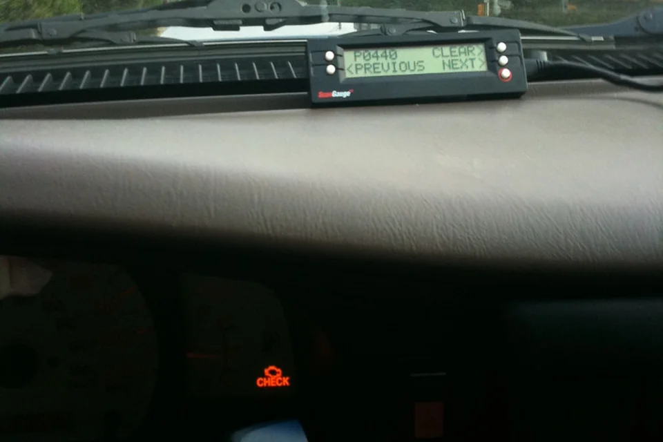 Горит индикатор Check Engine, сканер на приборной панели показывает код ошибки